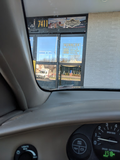 Liquor Store «Bubbles Wine & Spirits», reviews and photos, 7411 N Oak Trafficway, Kansas City, MO 64118, USA