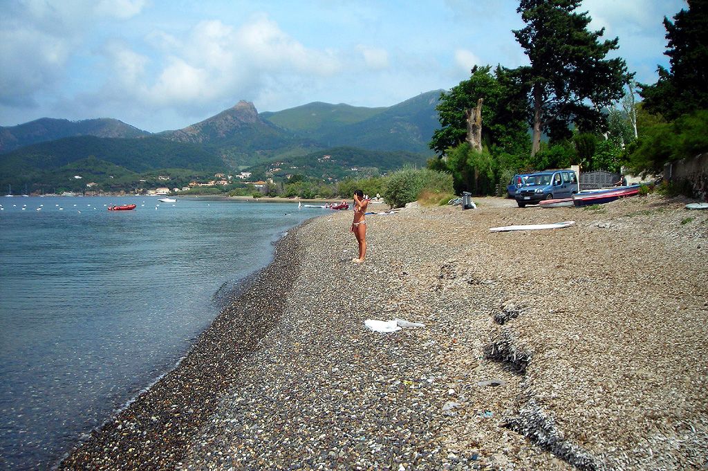 Fotografie cu Spiaggia di Schiopparello cu o suprafață de apă pură albastră