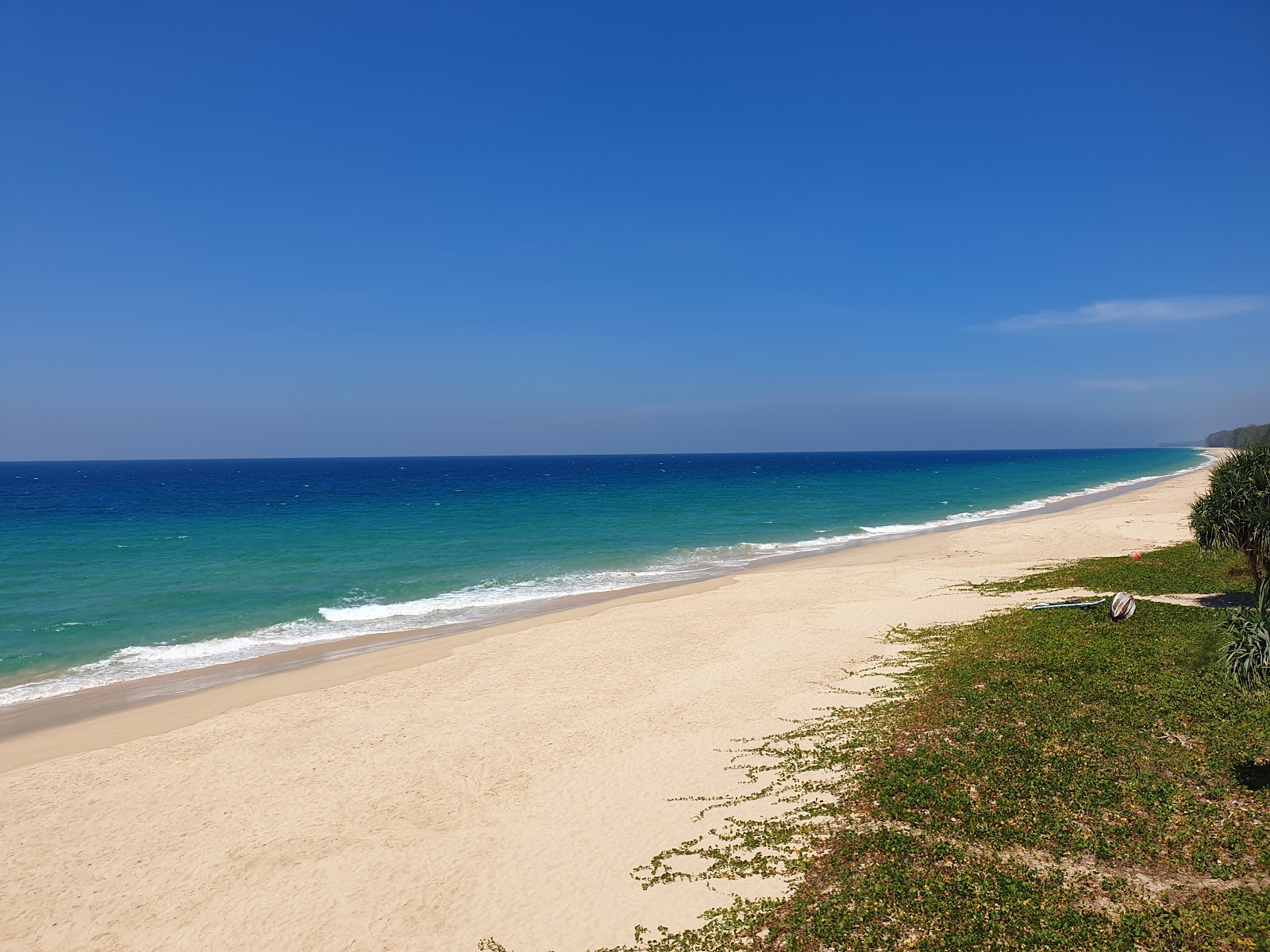 Foto van Bor Dan Beach met helder fijn zand oppervlakte