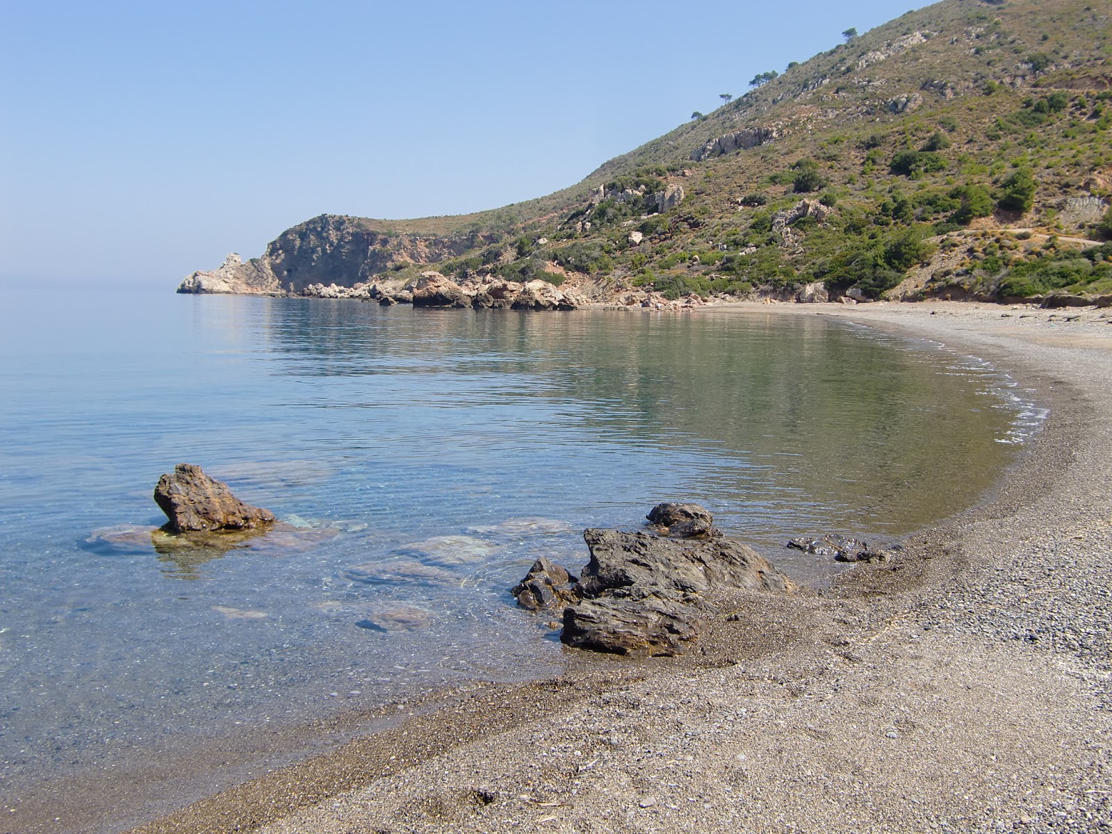 Paralia Kampia II'in fotoğrafı gri çakıl taşı yüzey ile