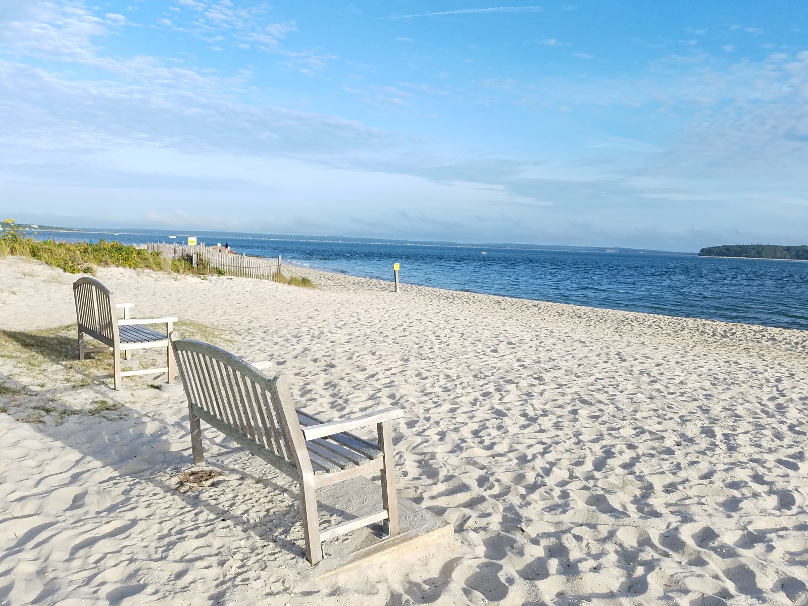 New Suffolk Beach的照片 带有碧绿色纯水表面