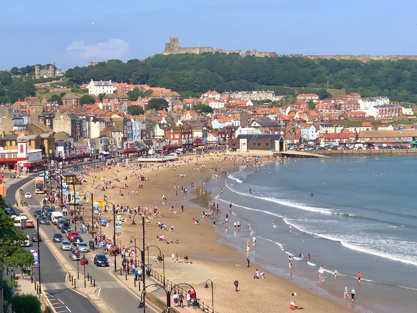 Foto van Scarborough Beach met hoog niveau van netheid