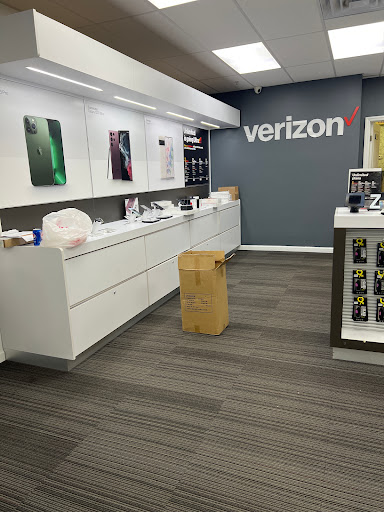 Cell Phone Store «Verizon Wireless», reviews and photos, 126 E Main St # 7, East Islip, NY 11730, USA