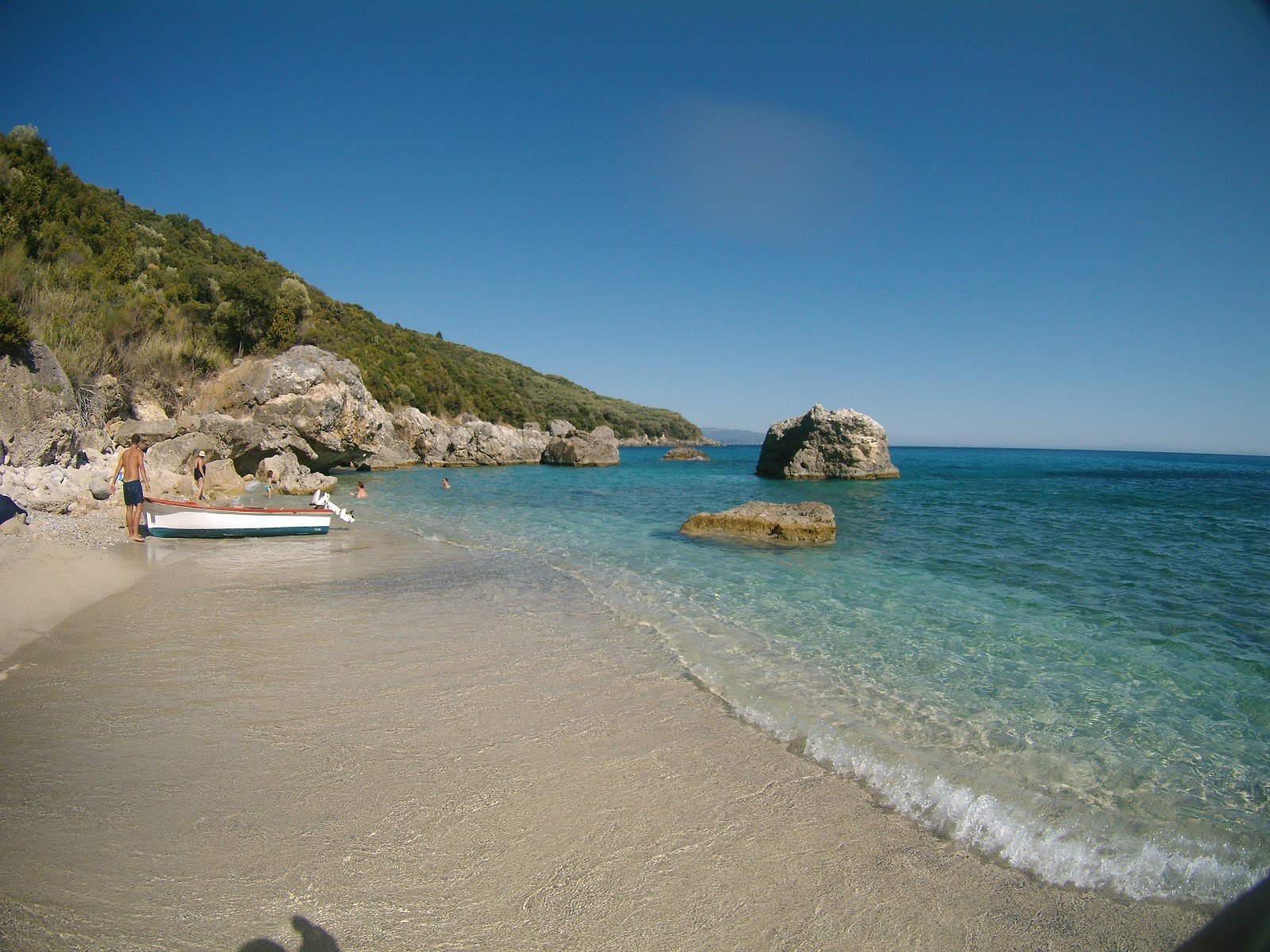 Agios Sostis beach的照片 带有明亮的贝壳沙表面