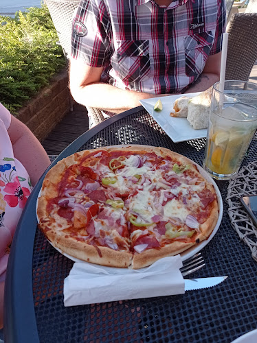 Opinii despre Corner Cafe és Pizzéria în Dunaharaszti - Pizza