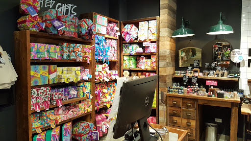 Cosmetics Store «LUSH Fresh Handmade Cosmetics», reviews and photos, 51 Oakbrook Center, Oak Brook, IL 60523, USA