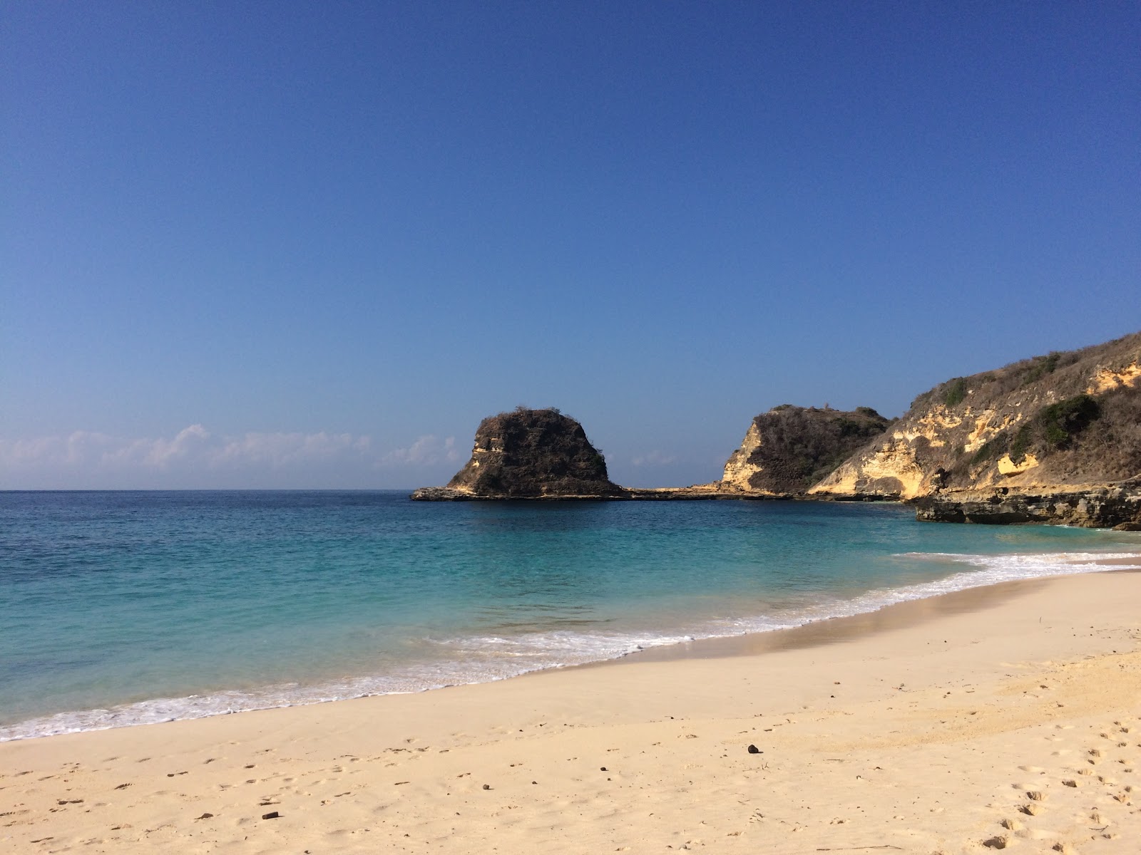 Foto von Tanjung Bloam Beach mit beiger sand Oberfläche