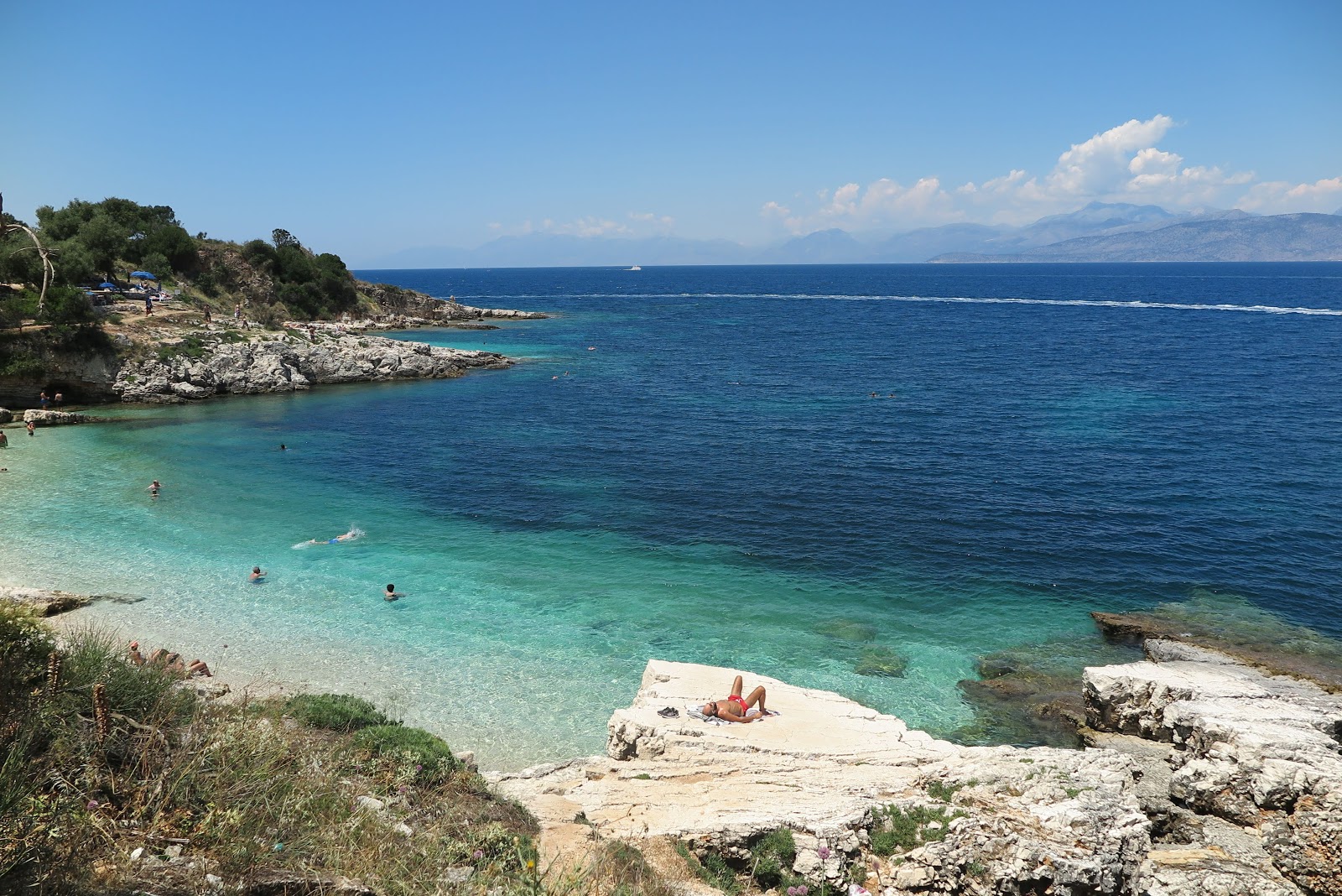 Foto de Paralia Mpataria rodeado de montañas