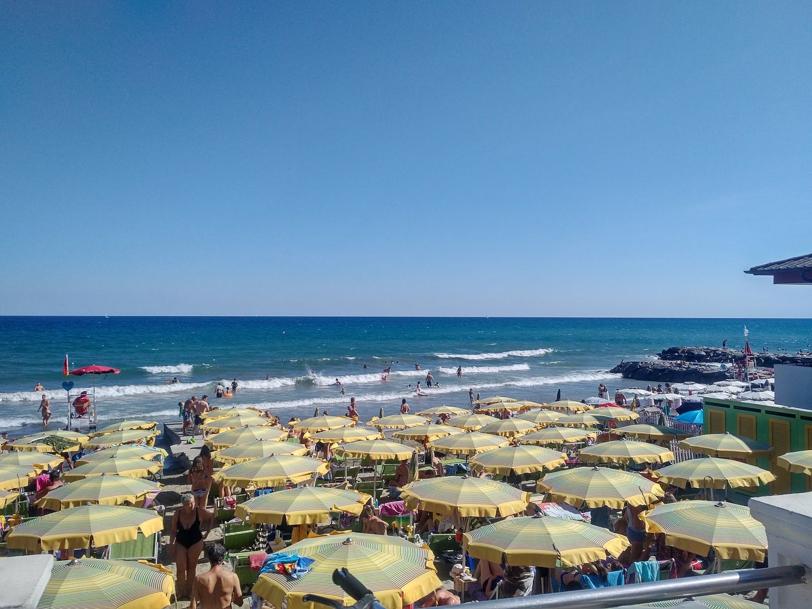 Fotografie cu Andora beach cu golfuri de mijloc