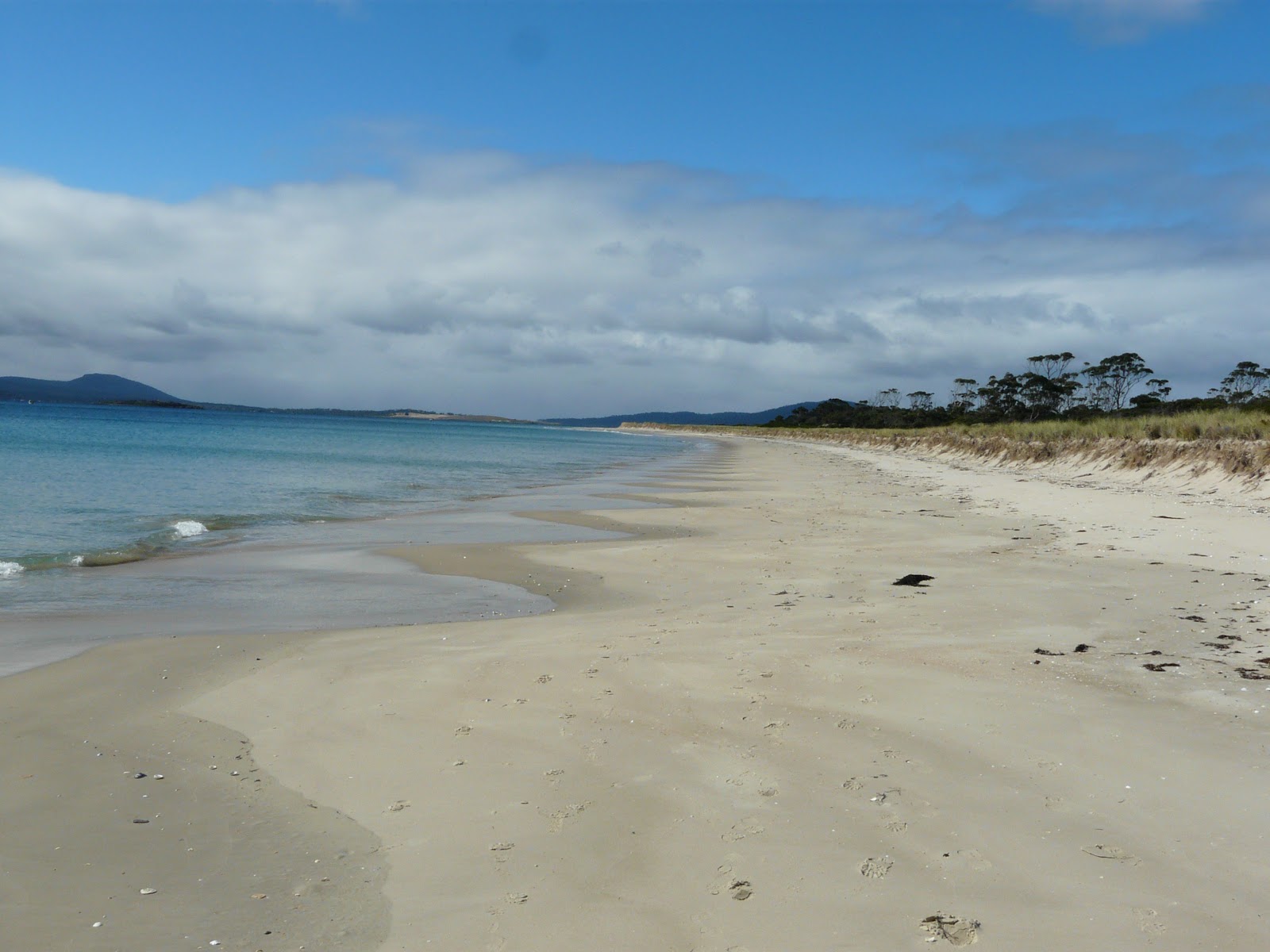 Foto van Rheban Beach met helder zand oppervlakte