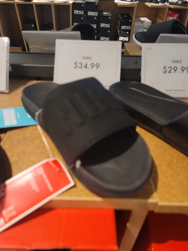 Shoe Store «DSW Designer Shoe Warehouse», reviews and photos, 2515 W 75th St, Naperville, IL 60540, USA