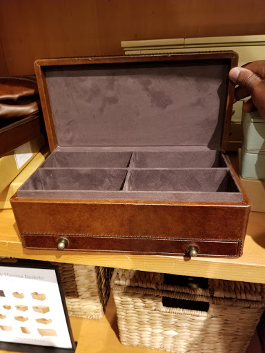 Furniture Store «Pottery Barn», reviews and photos, 403 Chestnut Ridge Rd #5, Woodcliff Lake, NJ 07677, USA