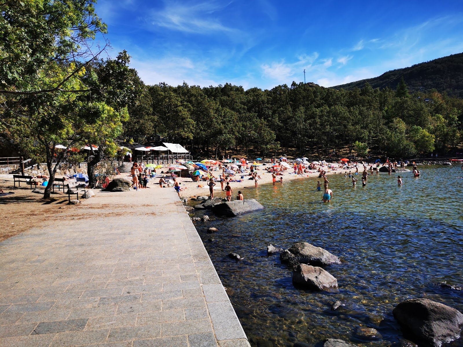 Praia Viquela Lago de Sanabria'in fotoğrafı uçurumlarla desteklenmiş