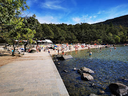 Praia Viquela Lago de Sanabria'in fotoğrafı uçurumlarla desteklenmiş