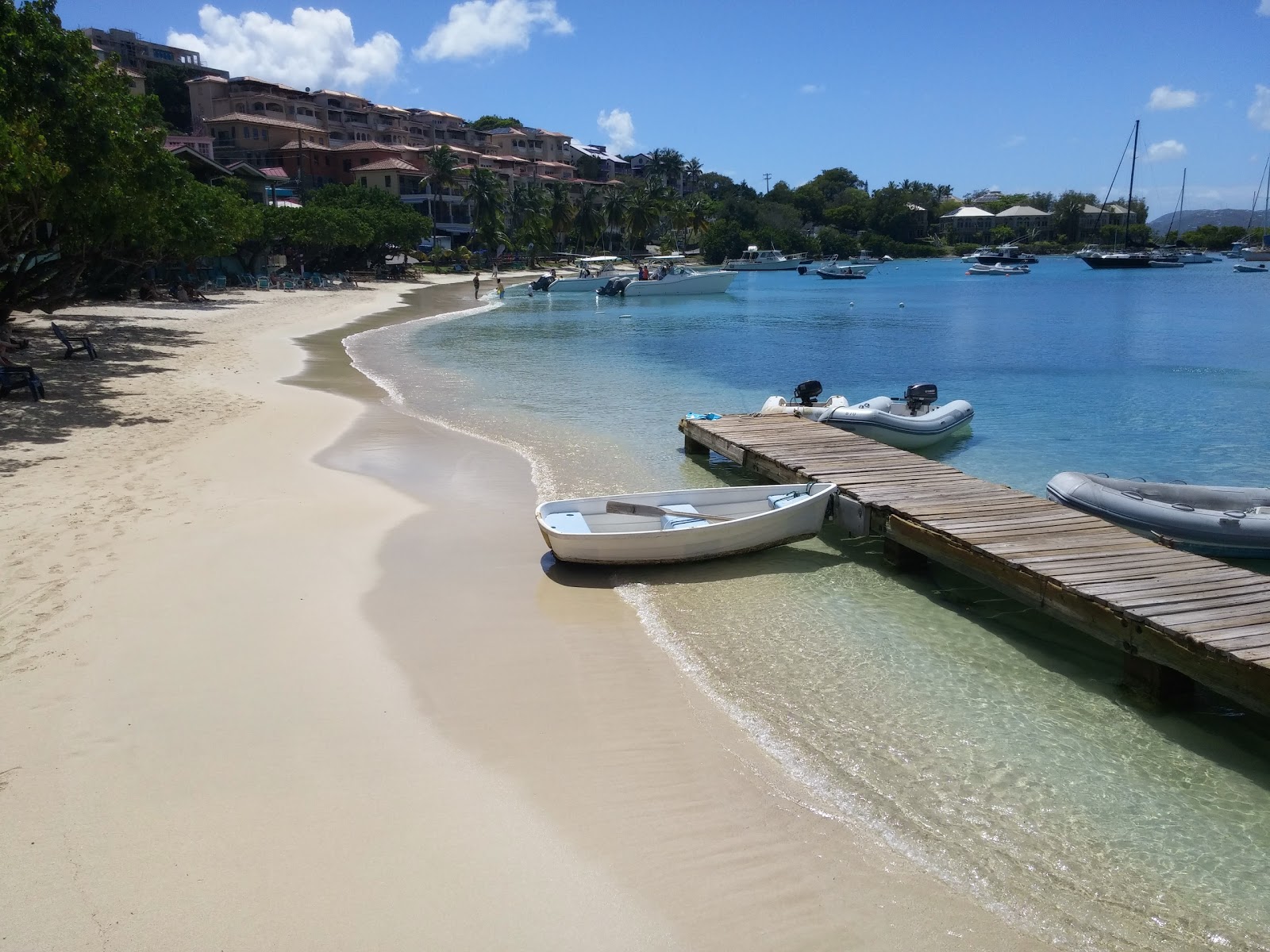 Foto von Cruz Bay beach mit feiner beiger sand Oberfläche