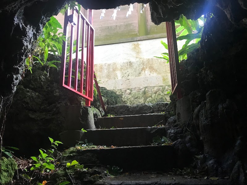 シキナグゥヌガマ（識名宮洞窟）