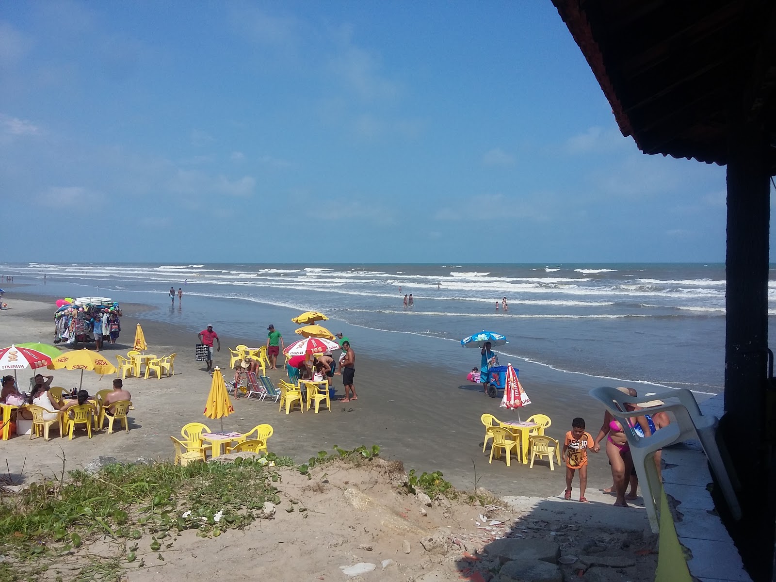 Foto von Strand von Itanhanhem mit langer gerader strand