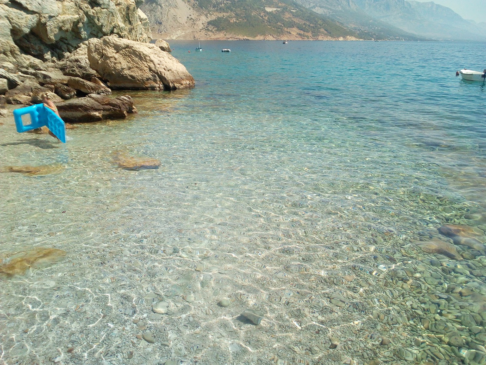 Vruje beach'in fotoğrafı turkuaz saf su yüzey ile