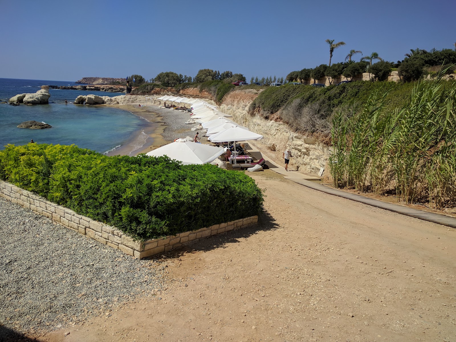 Foto av Kafizis Beach omgiven av berg