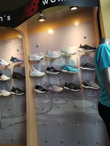 Shoe Store «New Balance Chicago», reviews and photos, 2369 N Clark Street, Chicago, IL 60614, USA