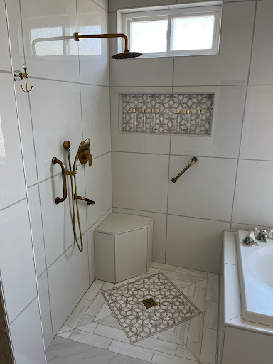 712 Tile and shower