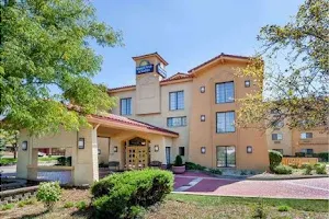 Days Inn & Suites by Wyndham Arlington Heights image