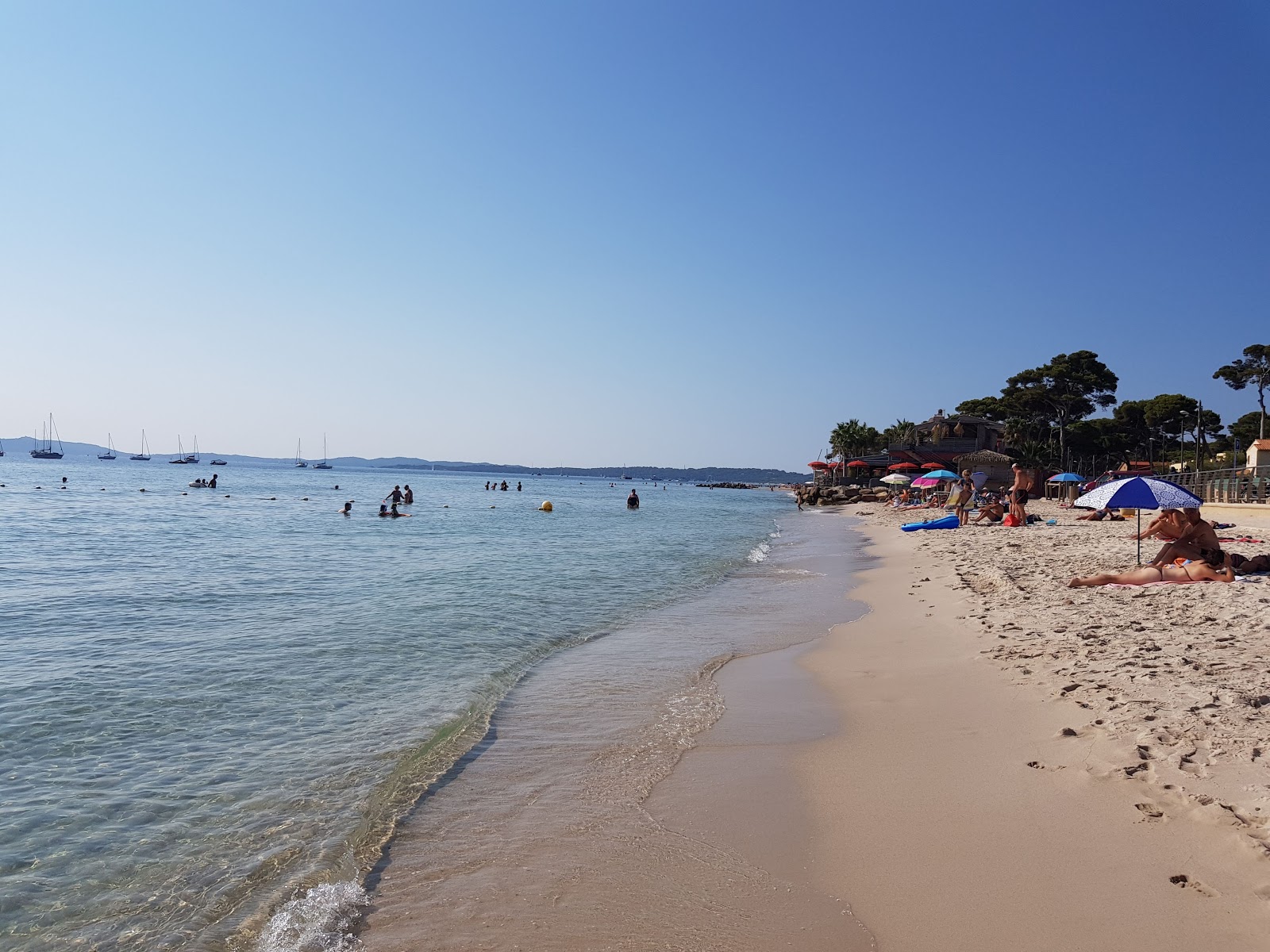 Foto van beach of Pesquiers met direct strand