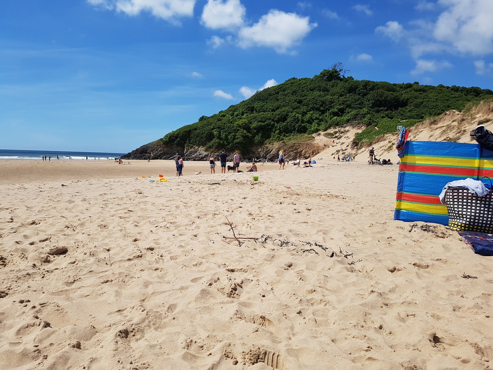 Foto von Three Cliffs Bay von Klippen umgeben