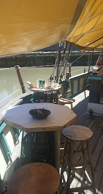 Atmosphère du Bar-restaurant à huîtres Fleur des Ondes (bateau) à Pornic - n°3