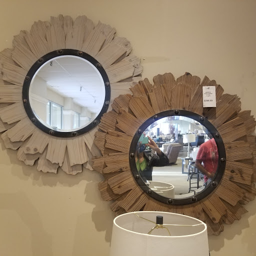 La-Z-Boy Home Furnishings & Dcor image
