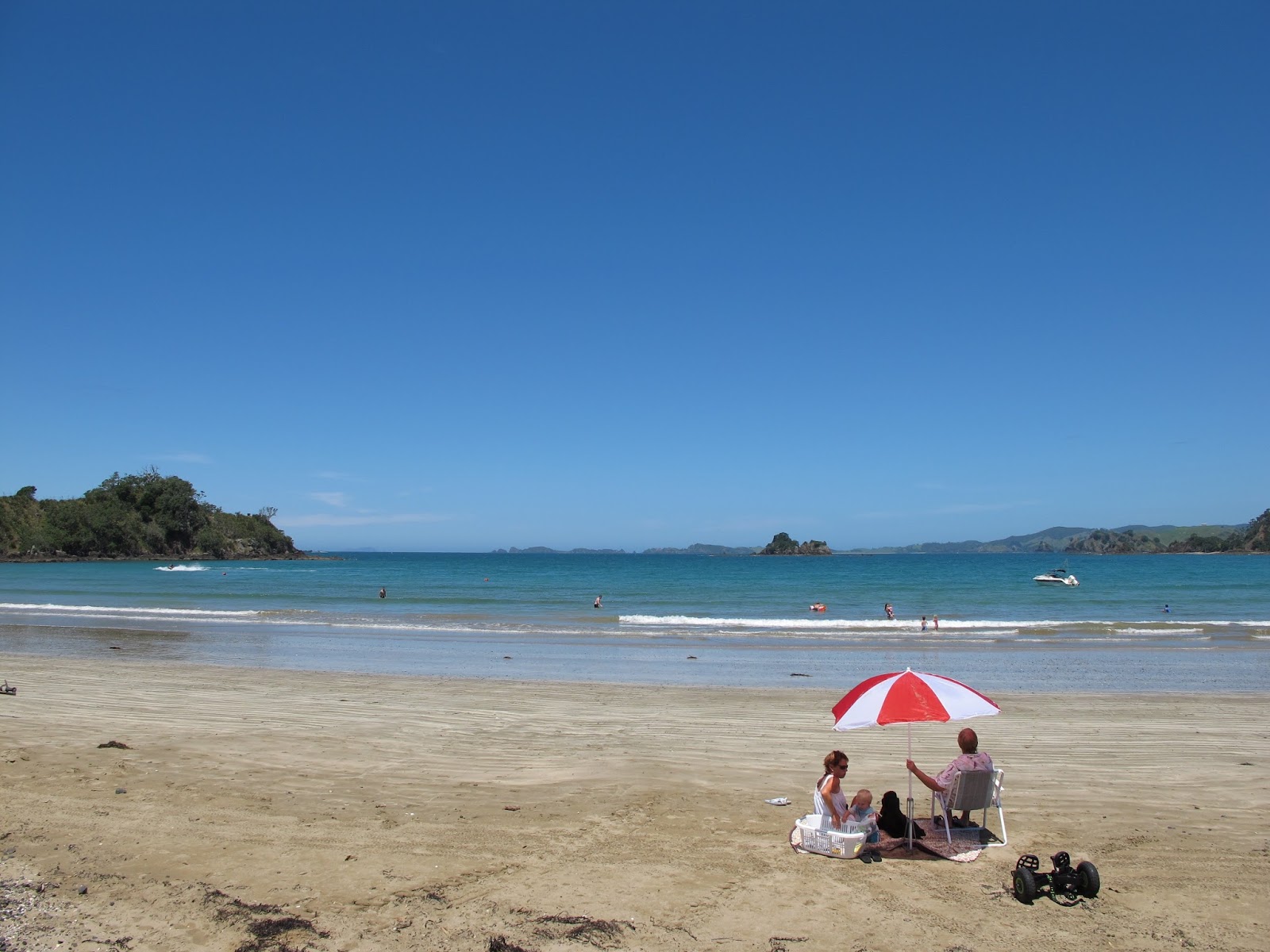 Photo de Whangaruru Beach avec moyenne baie