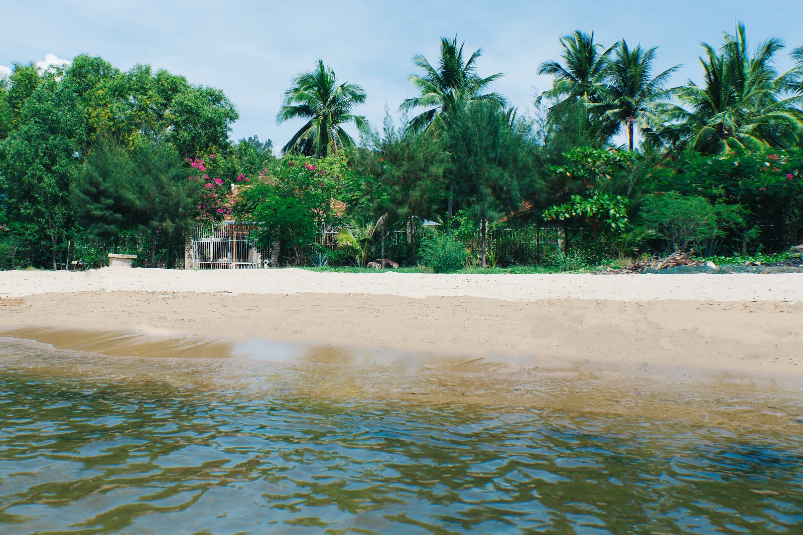 Foto von Vinh Luong Beach mit beiger sand Oberfläche