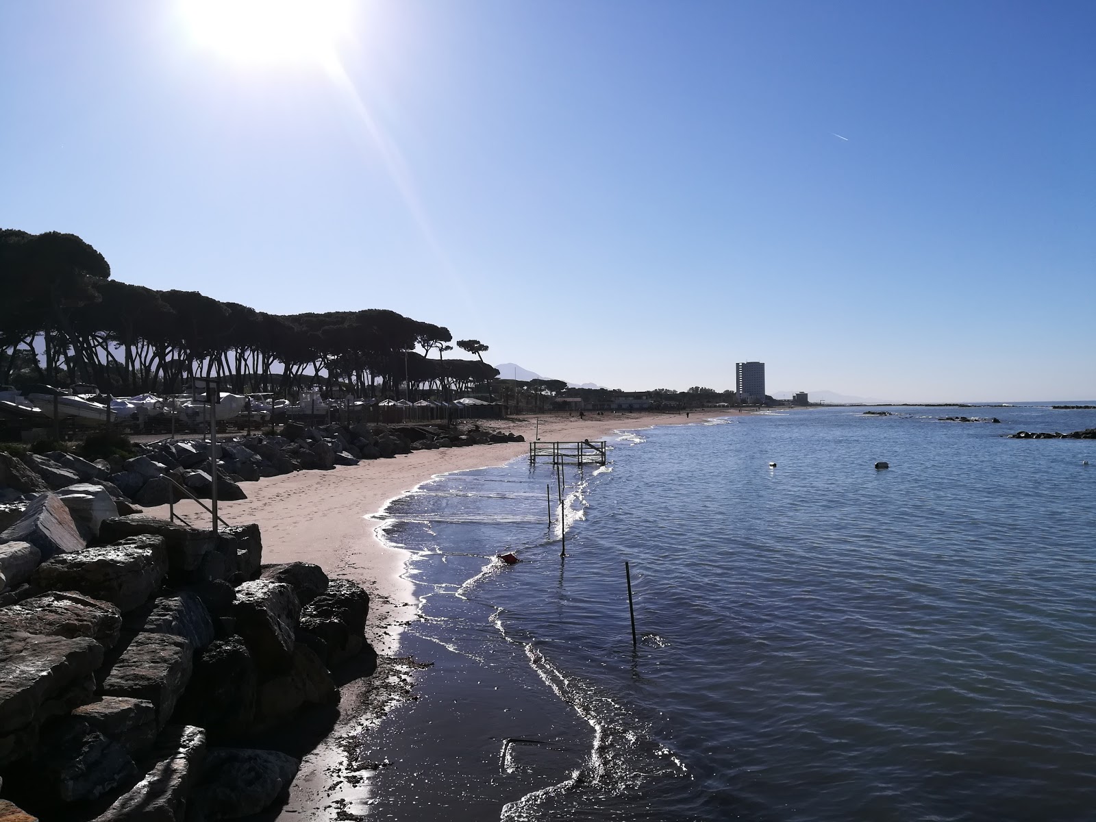 Valokuva Ostello beachista. pinnalla sininen vesi:n kanssa