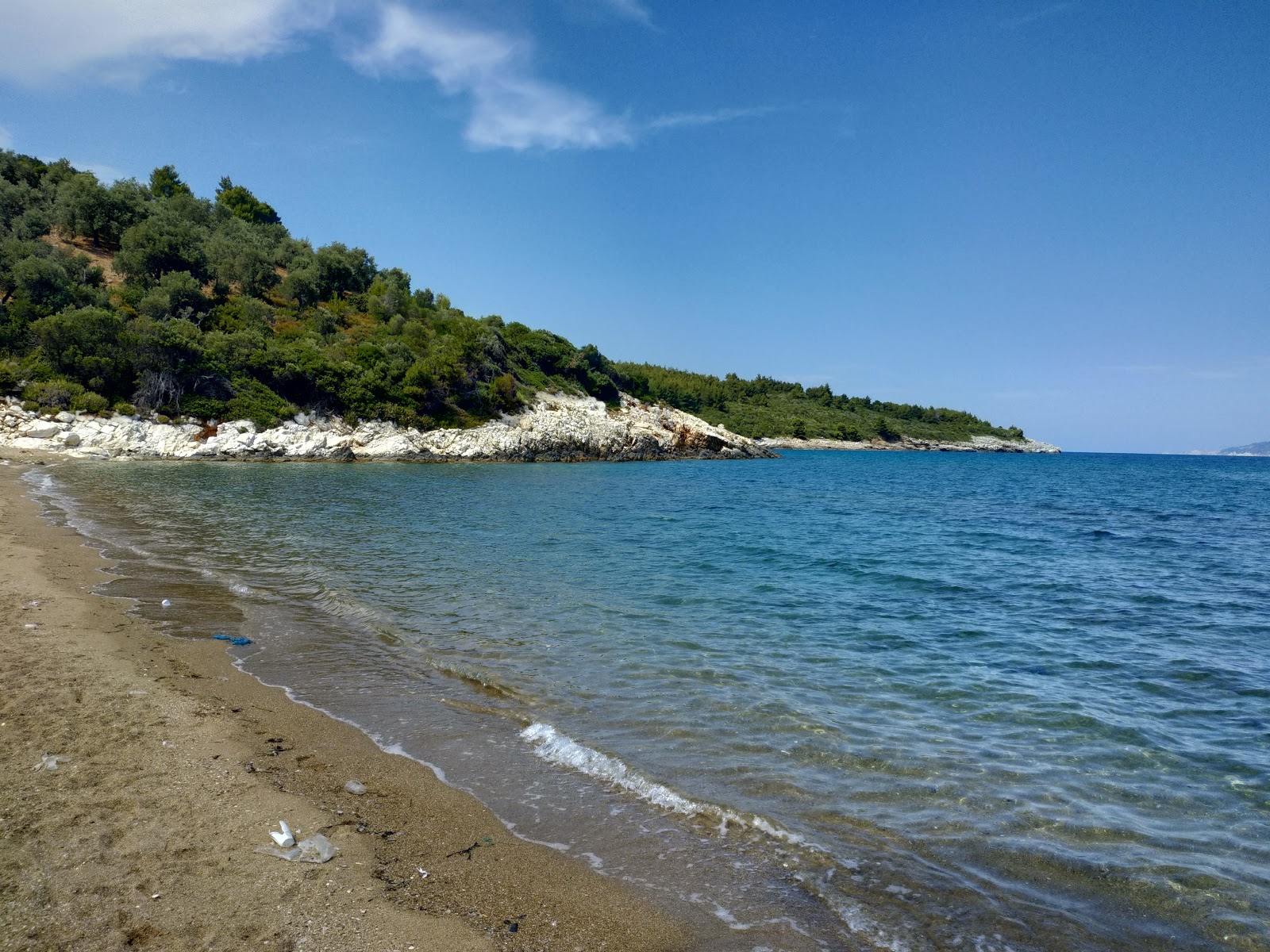 Foto von Kastri wild beach mit brauner sand Oberfläche