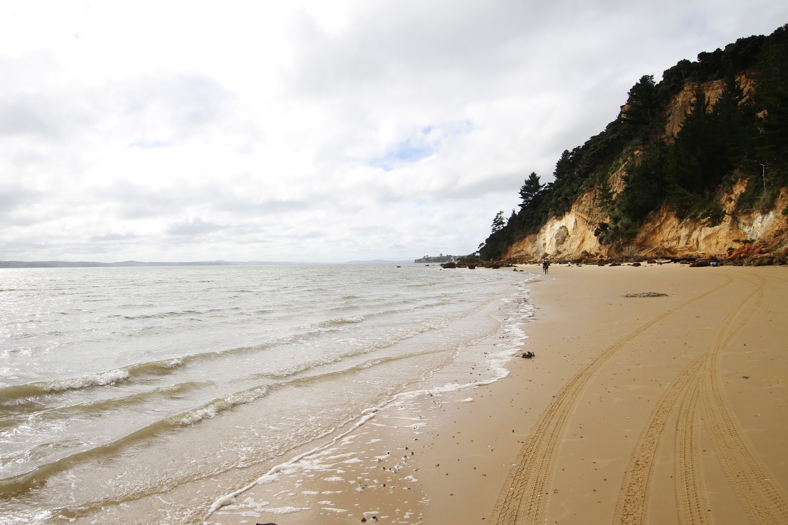 Fotografie cu Kellys Bay sprijinit de stânci