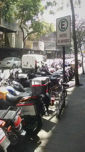 Opiniones de Estacionamiento Motos - Morandé en Metropolitana de Santiago - Tienda de motocicletas
