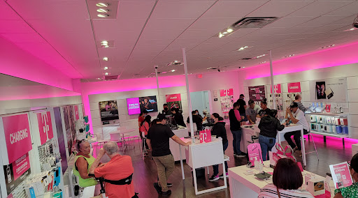 Cell Phone Store «T-Mobile», reviews and photos, 1330 N Ed Carey Dr, Harlingen, TX 78550, USA