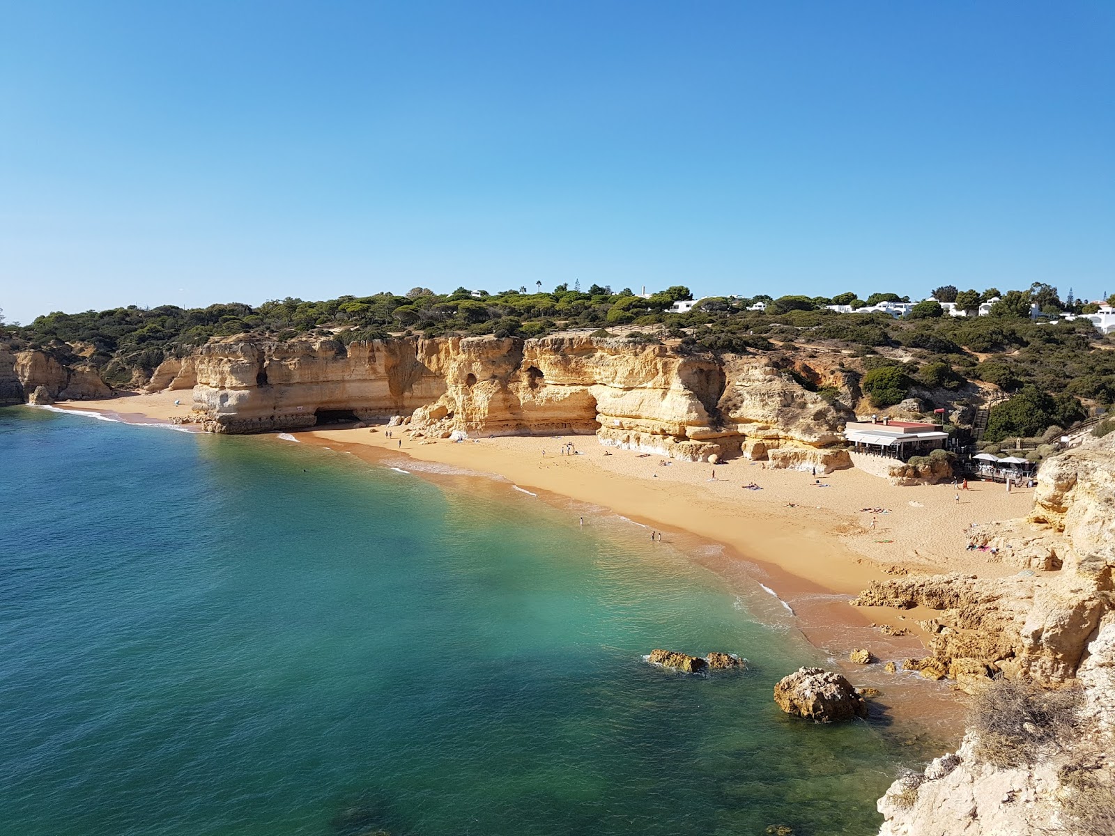 Foto di Praia da Coelha con una superficie del sabbia fine marrone