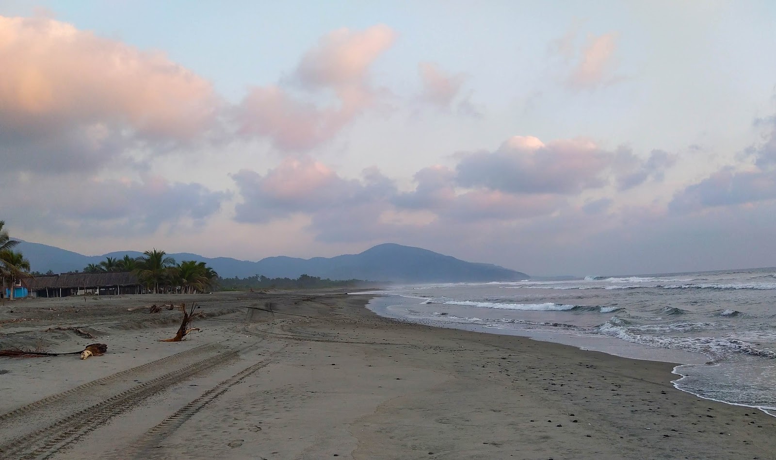 Photo de Playa La Placita protégé par des falaises