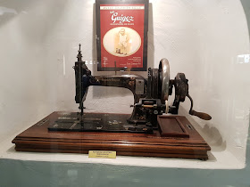 Schweizer Nähmaschinen Museum mit seltsamen Gegenständen