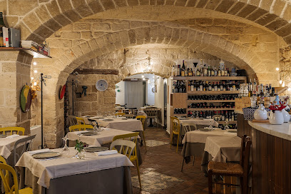 La Cecchina - Ristorante di cucina italiana, gourm - Piazza Mercantile, 31, 70121 Bari BA, Italy
