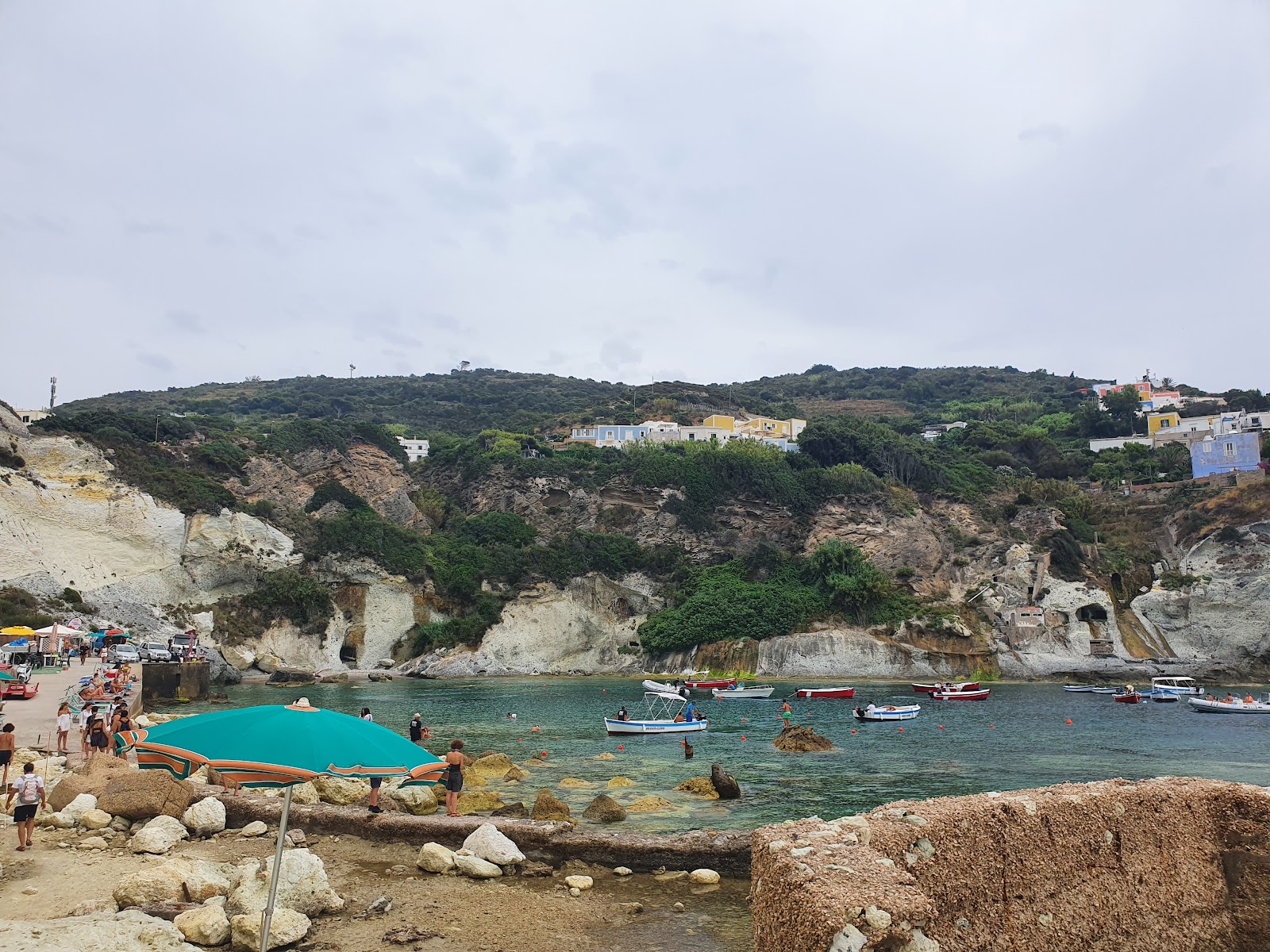Photo de Cala dell'Acqua et ses beaux paysages