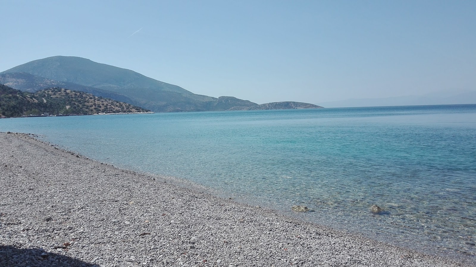 Agios Nikolaos beach'in fotoğrafı hafif ince çakıl taş yüzey ile