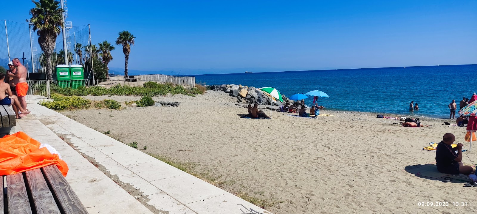 Foto van Spiaggia di Zinola met hoog niveau van netheid