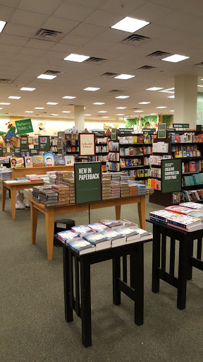 Book Store «Barnes & Noble», reviews and photos, 13131 Ridgedale Dr, Minnetonka, MN 55305, USA