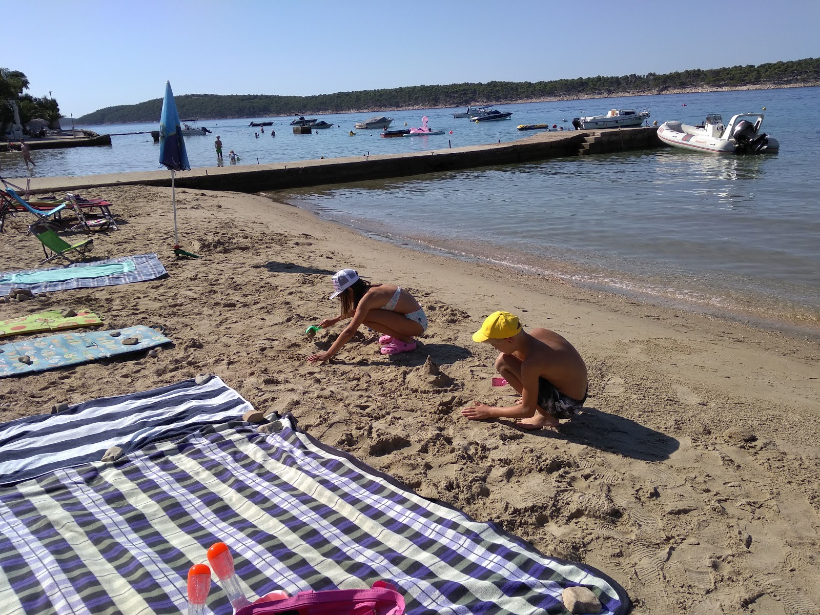 Foto av Petrac beach med hög nivå av renlighet