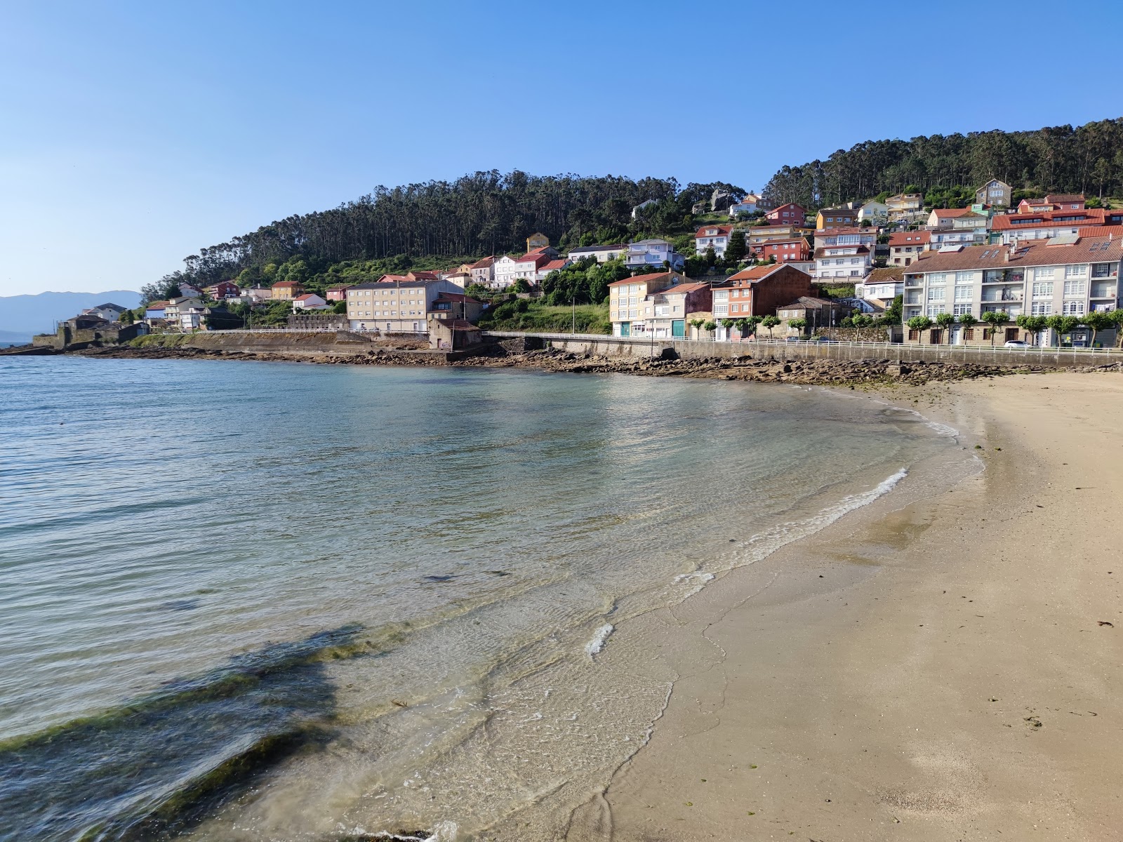 Foto van Praia do Castelo met turquoise puur water oppervlakte