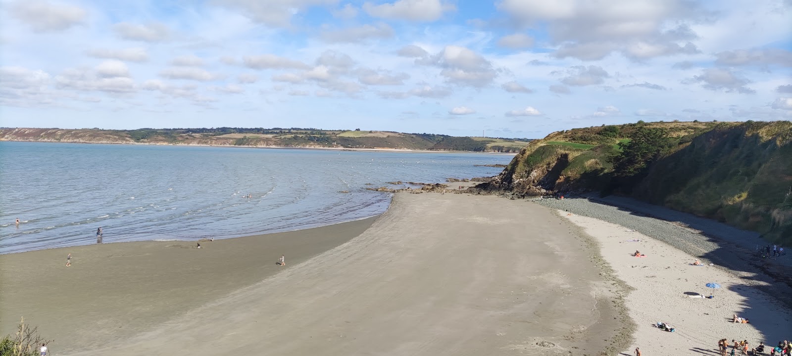Foto von Plage de Lermot mit grauer sand & kiesel Oberfläche