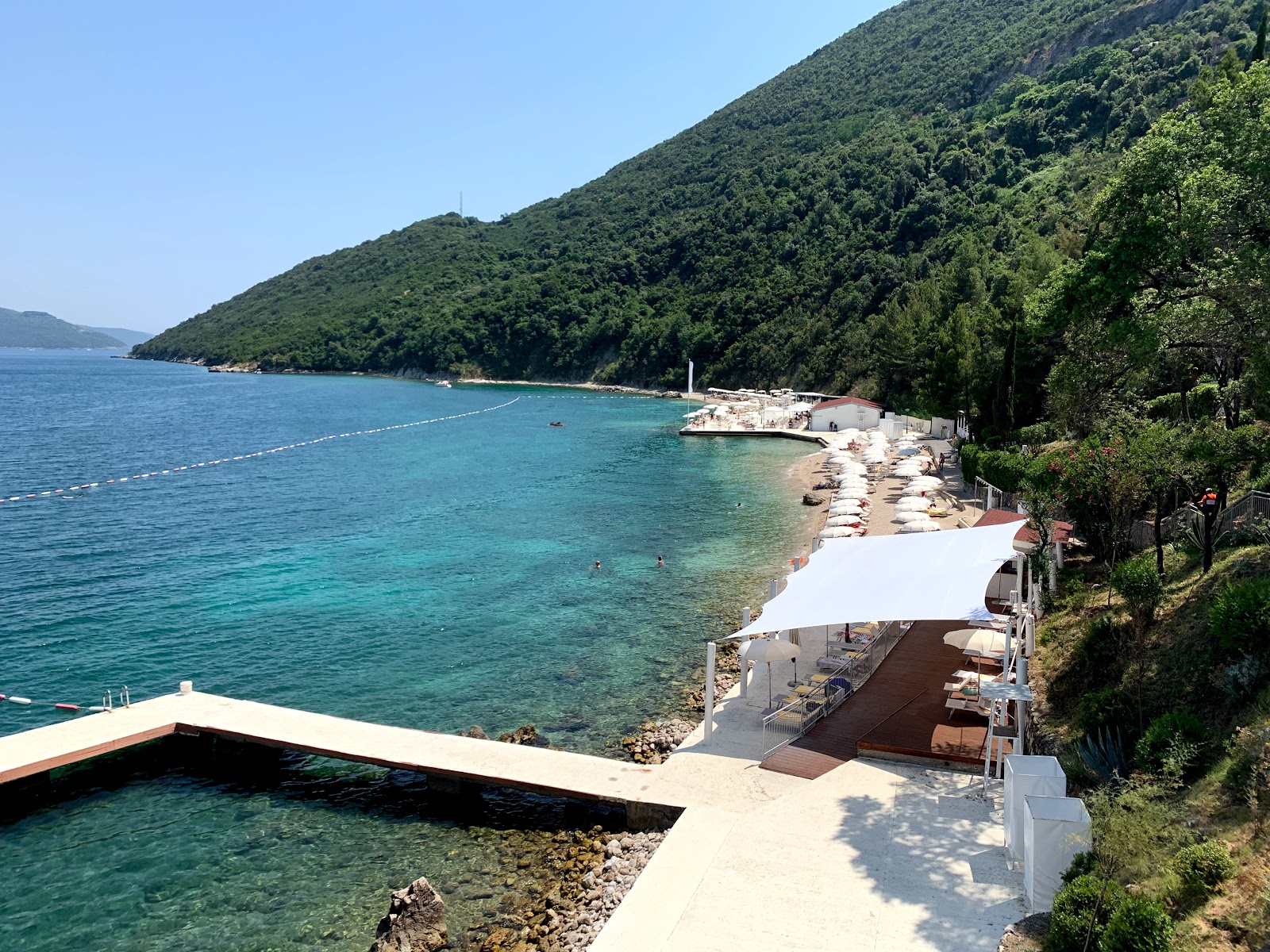 Foto av Njivice beach med grå sten yta