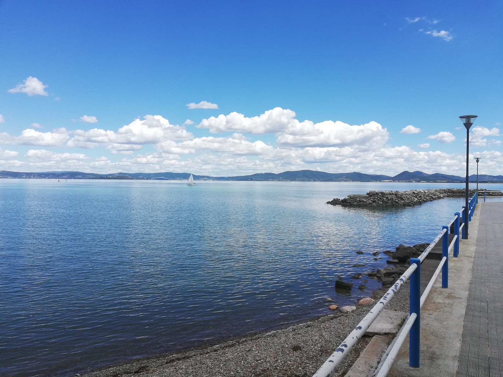 Foto av Spiaggia lido Arezzo di Castiglione del Lago - rekommenderas för familjeresenärer med barn